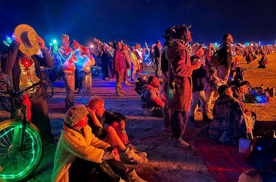 Cover Image for Burning Man Exodus: Reno Airport's Peak Travel Days Driven by the Flow of Burners