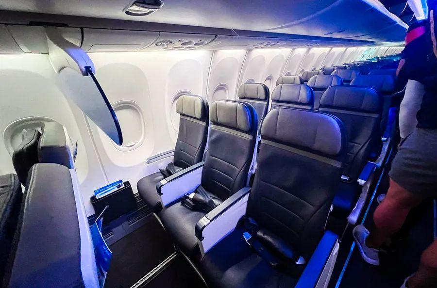 Cover Image for 8 reasons why the aisle seat is always the better choice on planes