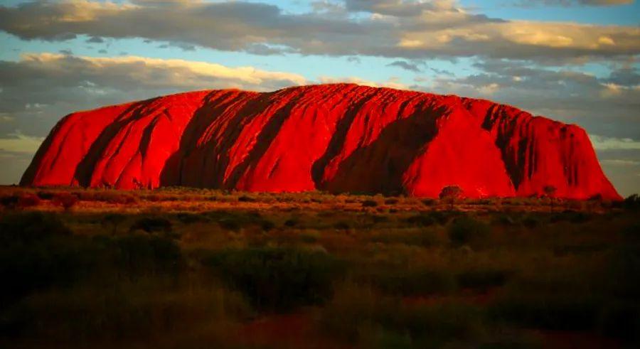 Cover Image for Australia Requests Google to Remove Images from Uluru's Summit