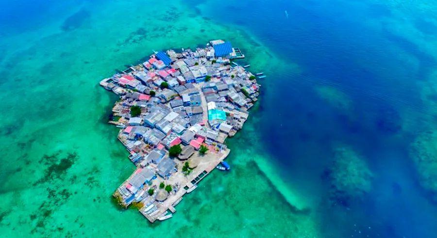 Cover Image for This densely populated Colombian island maintains a peaceful lifestyle despite its crowded conditions.