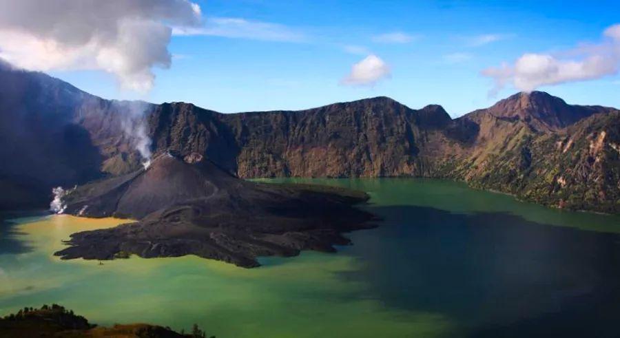 Cover Image for A two-week journey through Indonesia: A detailed, day-by-day itinerary for exploring this vast island nation.