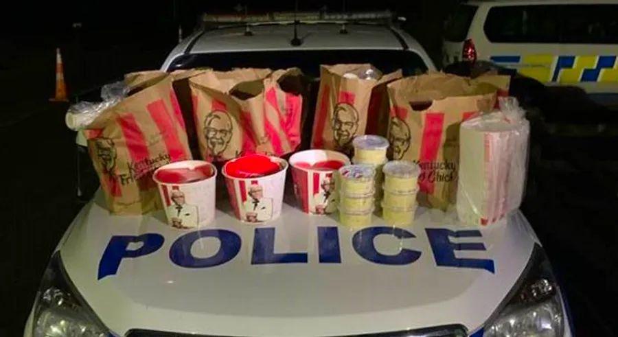 Cover Image for Two arrested with car trunk 'packed with KFC' while attempting to breach Auckland's lockdown, where restaurants remain closed
