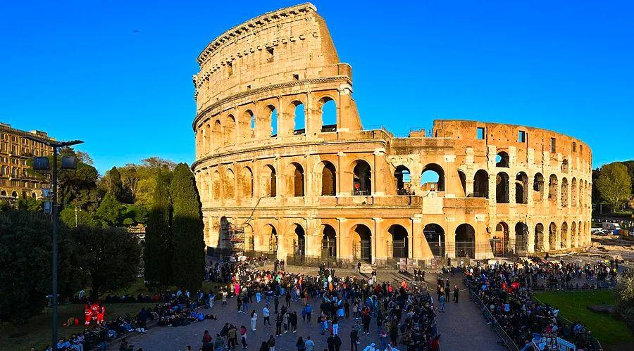 Cover Image for A video shows a tourist etching his girlfriend’s name into the historic Colosseum in Rome