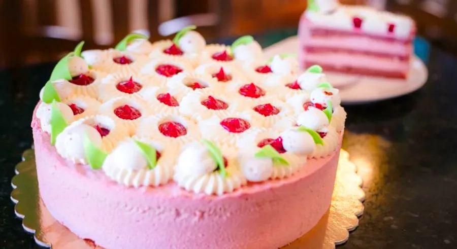 Cover Image for The Confectionery King: The Visionary Behind Hungary's Iconic Birthday Cake