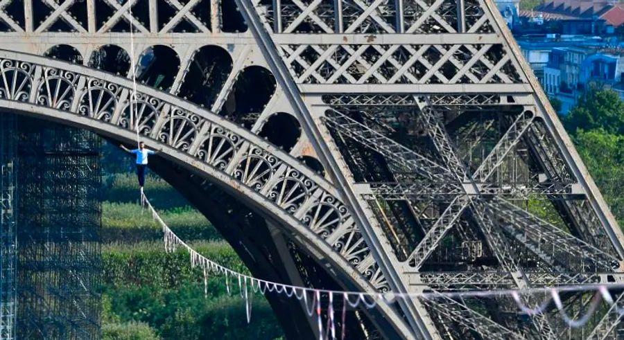 Cover Image for French slackliner performs jaw-dropping stunt, crossing the Seine from the Eiffel Tower