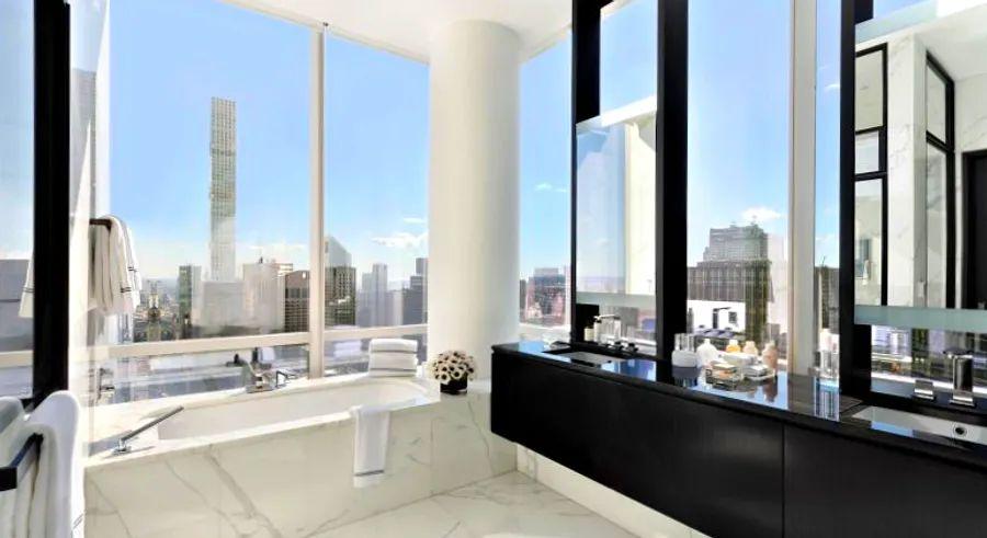 Cover Image for A week-long stay at New York's most luxurious hotel suite will set you back a whopping $350,000 | Dinogo