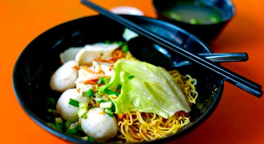Cover Image for Hawkers work hard to preserve traditional street food
