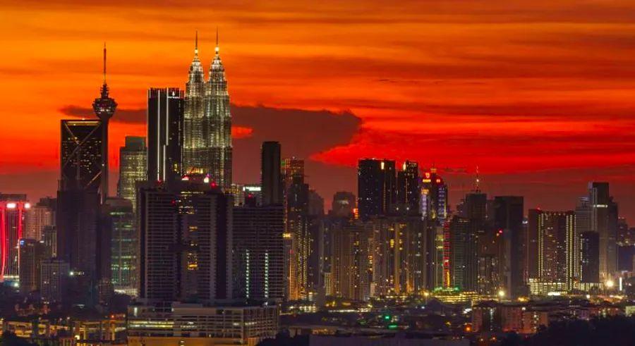 Cover Image for Malaysia will welcome international visitors back by January 1.