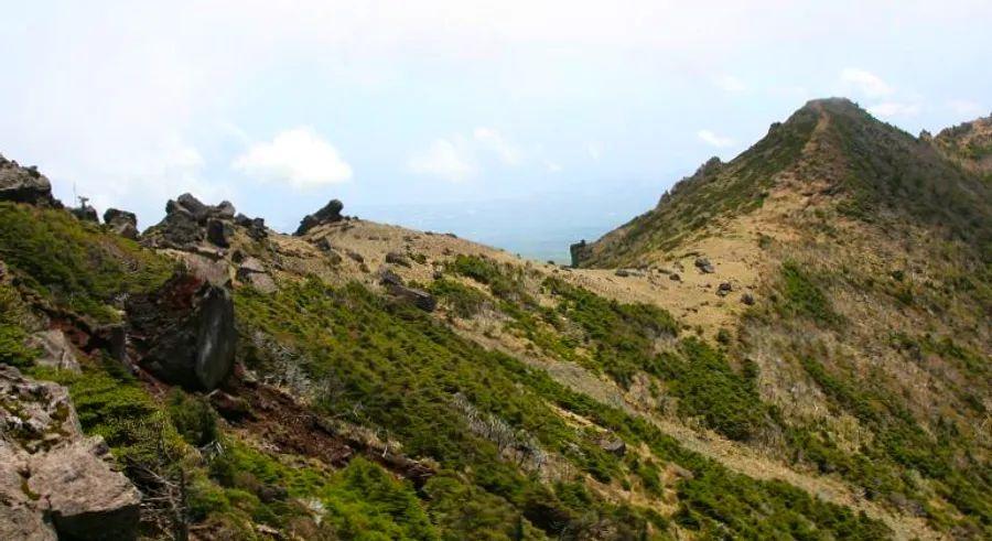 Cover Image for 7 stunning mountain hikes to try in South Korea