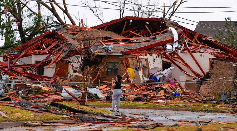 Cover Image for Severe storms continue to batter parts of the U.S. for the third consecutive day, following the destruction caused by Oklahoma tornadoes.
