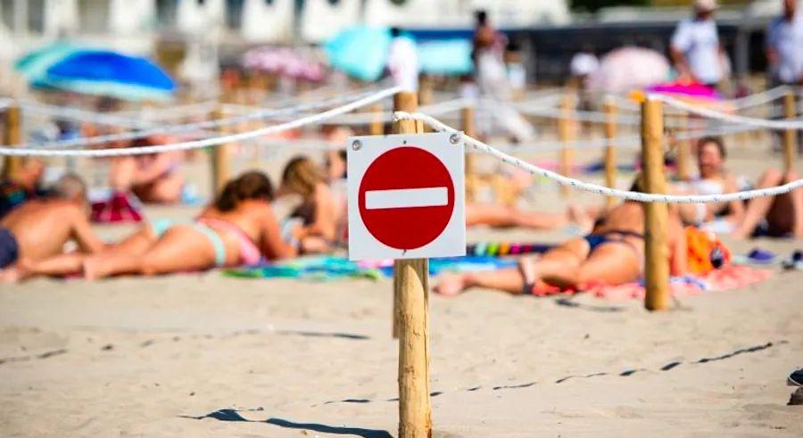 Cover Image for French government defends topless sunbathing for women