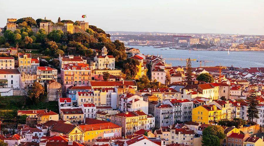 Cover Image for Why Portugal is becoming one of the top destinations for expats