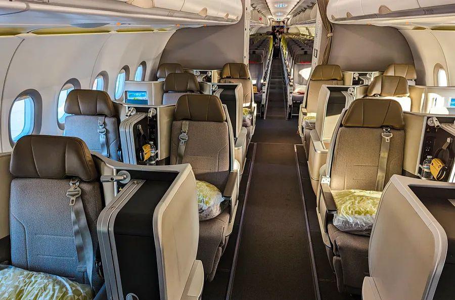 Cover Image for Review of TAP Air Portugal's business-class service on the A321LR for long-haul flights