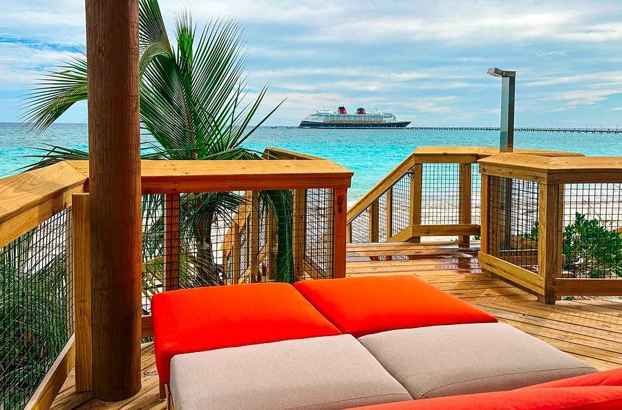 Cover Image for A Comprehensive Guide to Disney Lookout Cay at Lighthouse Point: Disney Cruise Line's Exclusive Beach Destination