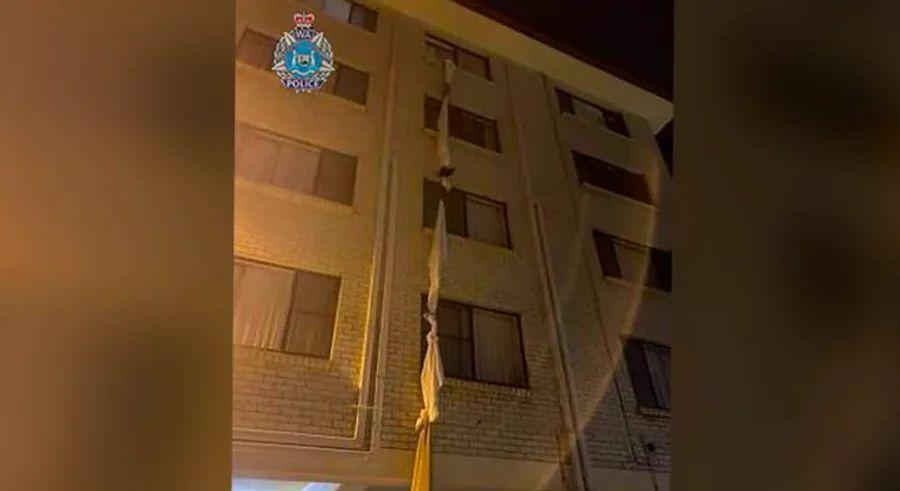 Cover Image for Man escapes Australian Covid quarantine by using bedsheets as a rope