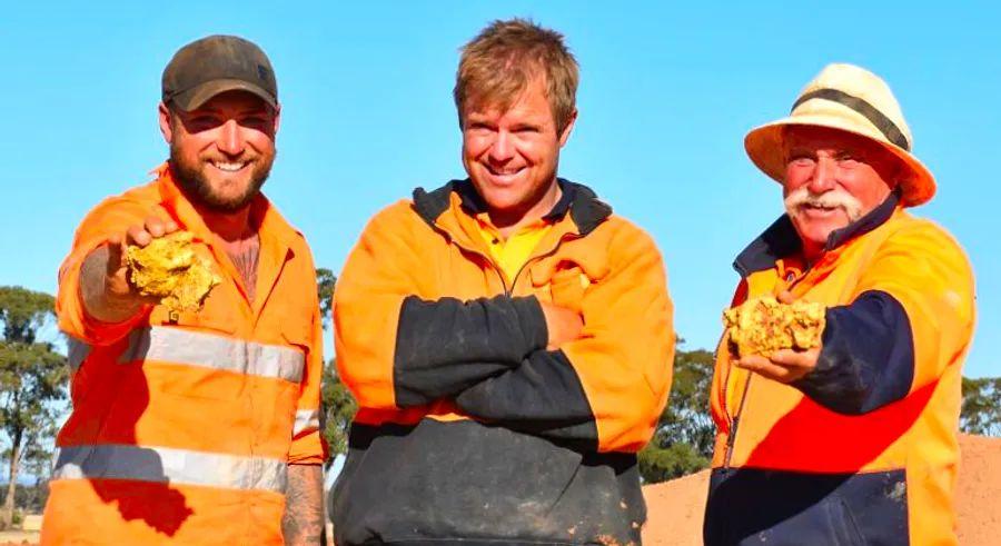 Cover Image for Two massive gold nuggets worth $250,000 discovered in Australia | Dinogo