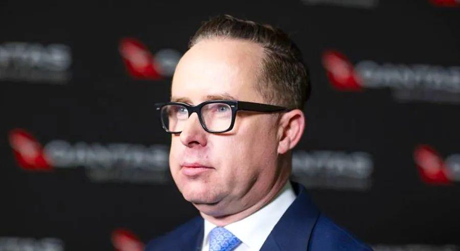 Cover Image for Qantas CEO announces vaccination requirement for passengers on international flights