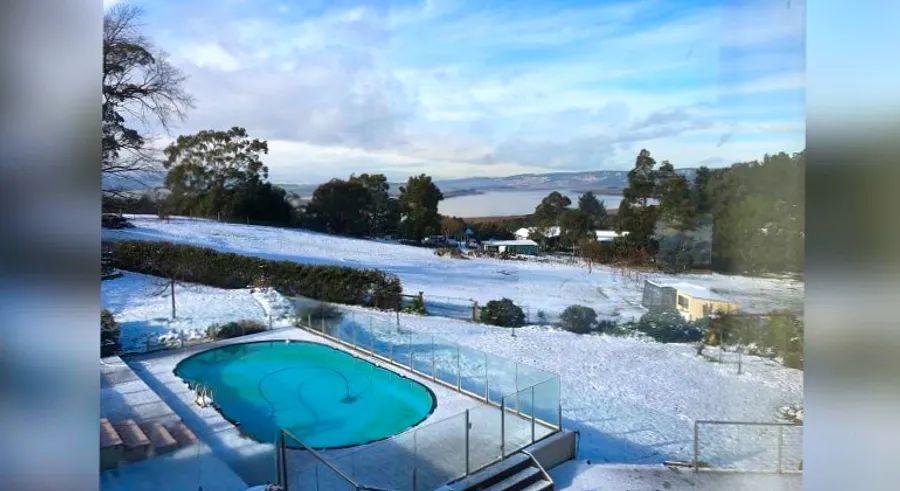 Cover Image for Tasmania transformed into a rare winter wonderland, leaving residents in awe