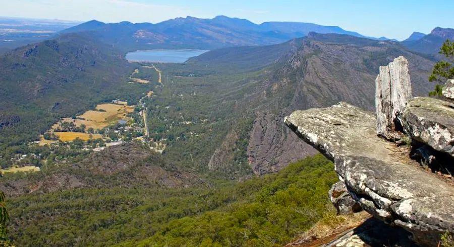 Cover Image for Australian woman dies after falling while taking a photo at 262-foot cliff