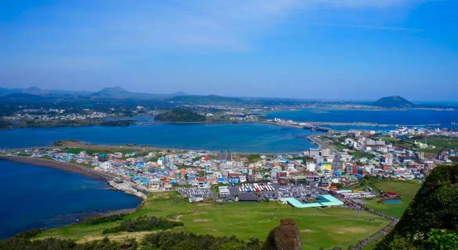 Cover Image for Jeju Island, South Korea, is taking legal action against two tourists who visited while displaying symptoms of COVID-19.