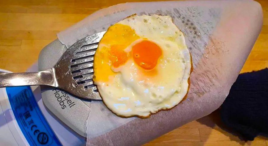 Cover Image for Chef prepares amazing gourmet dishes using only hotel room gadgets