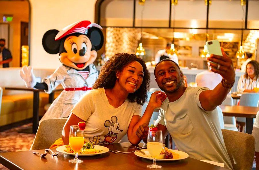Cover Image for Disney World is bringing back more character dining experiences: Here's why they're even more magical than before