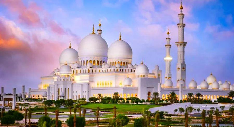 Cover Image for Sheikh Zayed Grand Mosque in Abu Dhabi: Uncovering the Wonders of One of the World's Most Majestic Places of Worship