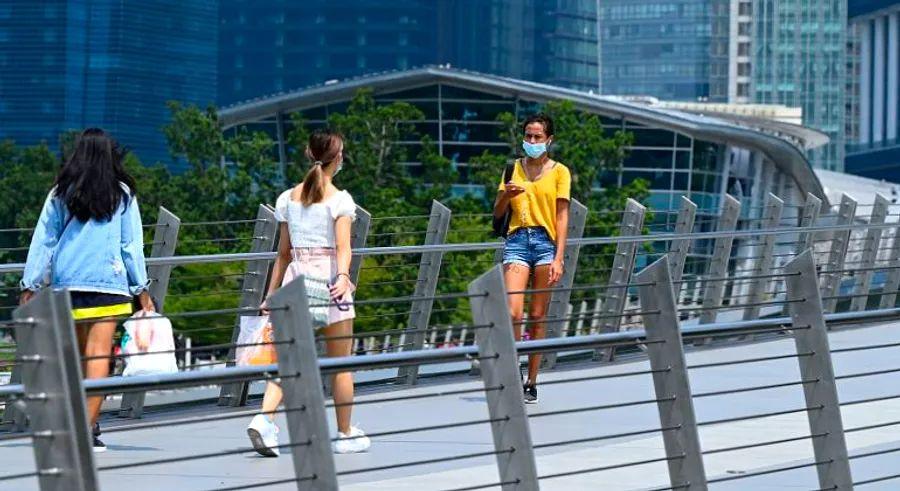 Cover Image for Singapore plans to stop tracking Covid cases, with a new strategy that could serve as a blueprint for other nations.