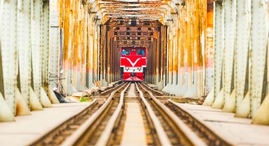 Cover Image for Hanoi’s Long Bien Bridge has become the new selfie hotspot, overtaking Train Street as the city's most popular photography destination.