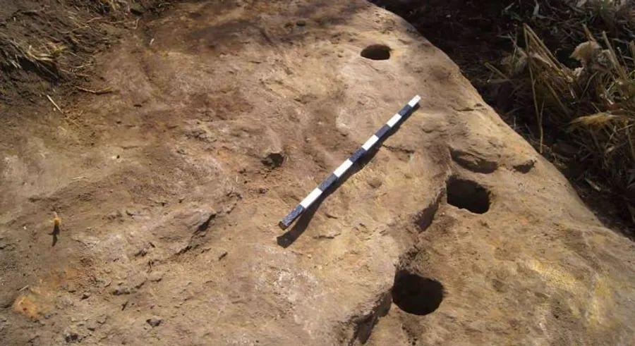 Cover Image for Egypt reveals the discovery of an ancient harbor used by builders of temples