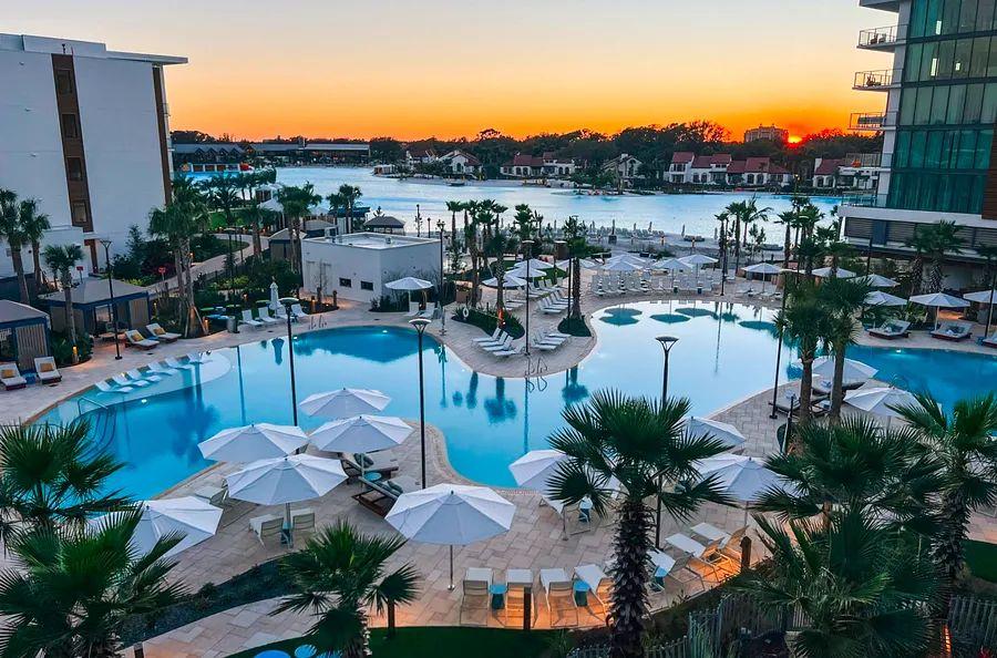 Cover Image for 14 of the most stunning hotel pools in the U.S.