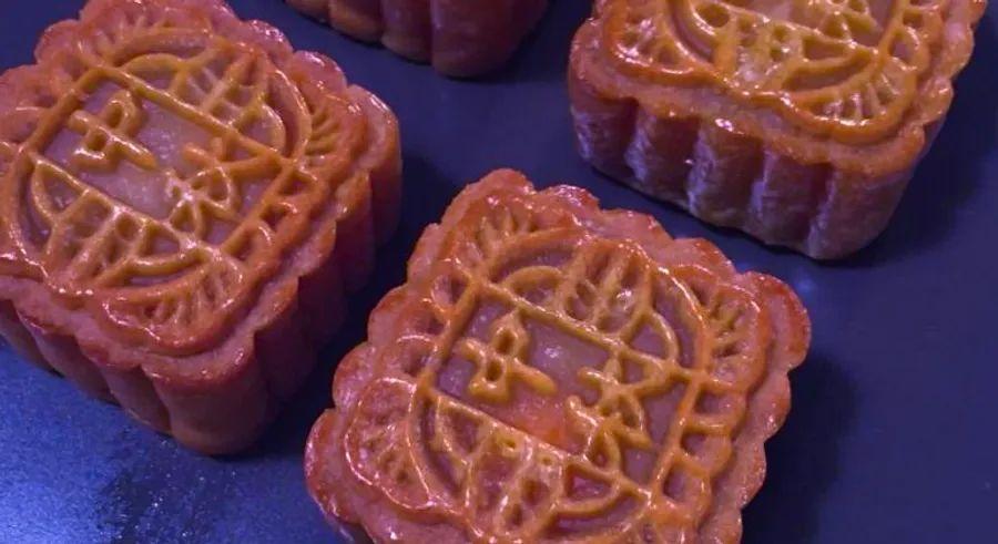 Cover Image for Everything you need to know about mooncakes: Bursting with flavor – and lots of calories!