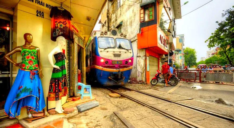 Cover Image for Hanoi to close down cafes along the famous ‘train street’