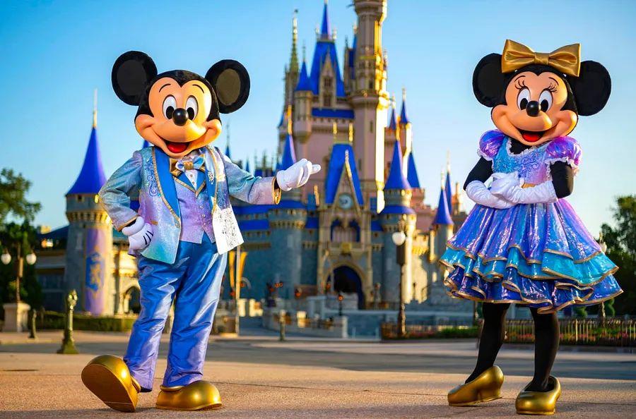 Cover Image for Experiencing Disney World in 3 Different Ways: Budget, Mid-Range, and Luxurious Splurge