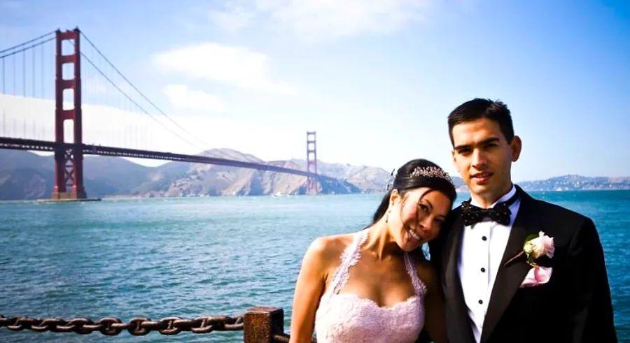 Cover Image for The American couple who found love while visiting North Korea