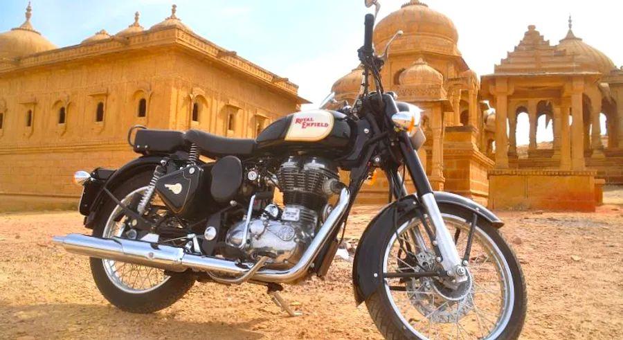 Cover Image for Riding through the vibrant streets of Rajasthan on a classic motorcycle