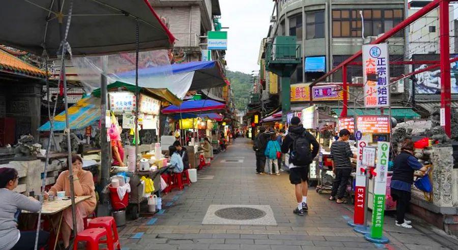 Cover Image for The street food scene in Asia has been deeply impacted by tourism, gentrification, and the pandemic, shifting the once-vibrant landscapes of bustling markets to quieter, less authentic spaces.