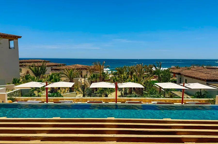 Cover Image for Cabo's Latest Luxury Resort Boasts a Swimmable Beach and Superb Dining: Four Seasons Cabo San Lucas