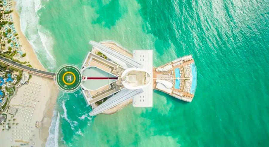 Cover Image for The Burj al Arab's helipad, arguably the world's most famous, celebrates its 25th anniversary.