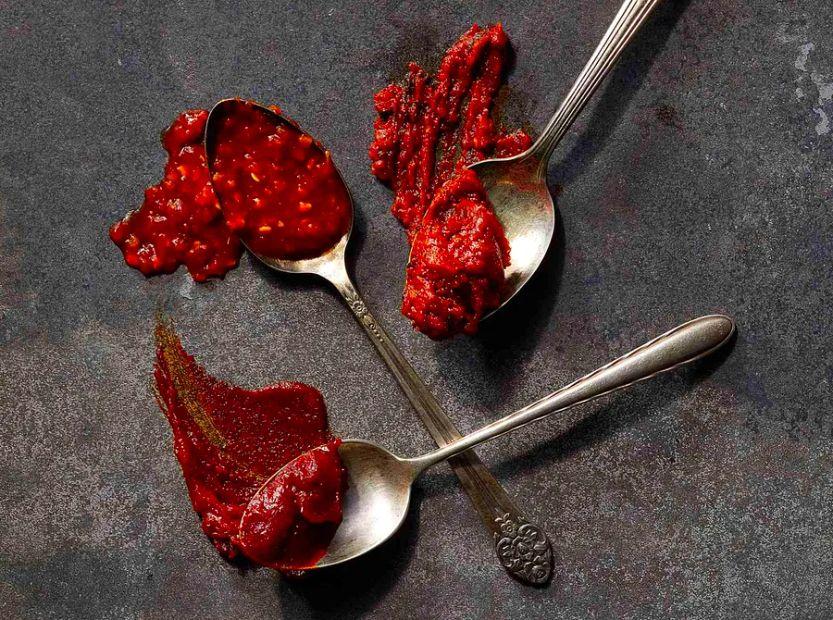 Cover Image for How Does Sambal Oelek Compare to Other Chili Pastes?