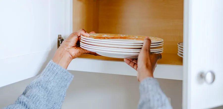 Cover Image for The Surprising Reason You Shouldn’t Store Plates on Kitchen Shelves
