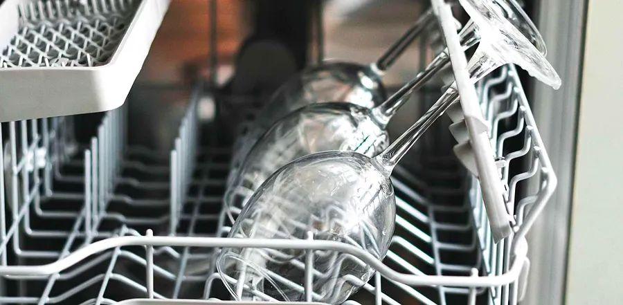 Cover Image for 5 Insider Tips for Spotless Wine Glasses