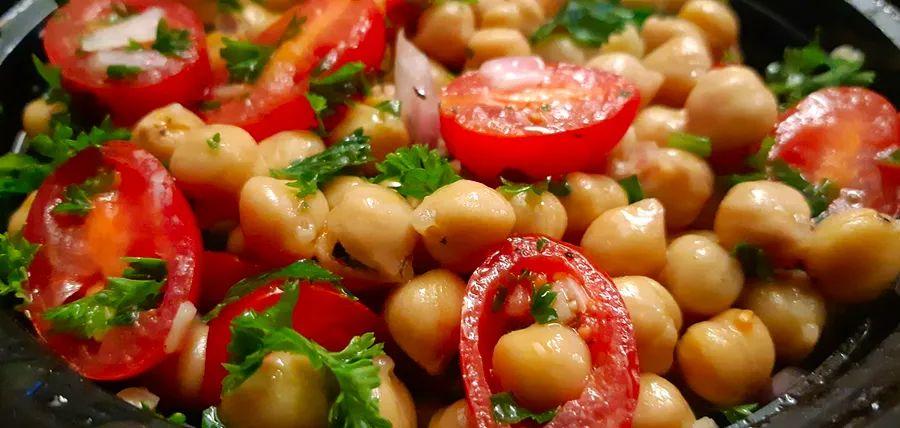 Cover Image for 10 Quick Meals With Just 6 Ingredients Using a Can of Chickpeas