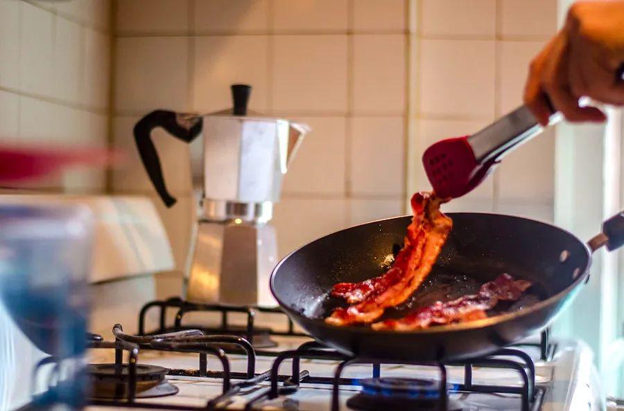 Cover Image for 10 Effective Ways to Banish Cooking Odors