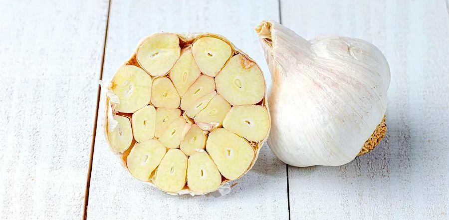 Cover Image for A Simple Guide to Freezing Garlic in 4 Easy Steps