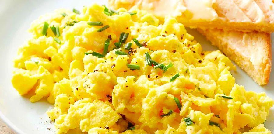 Cover Image for Cottage Cheese Scrambled Eggs with a Creamy Twist