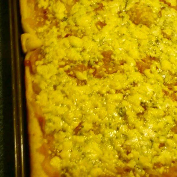 Cover Image for Gorgonzola and Caramelized Onion Pizza