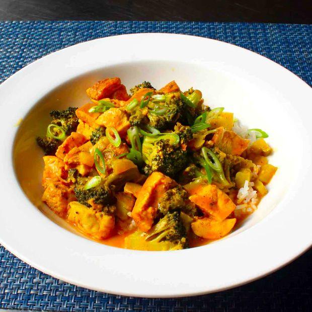 Cover Image for Chicken and Broccoli Curry: A savory and satisfying curry combining juicy chicken with tender broccoli in a flavorful, aromatic sauce.