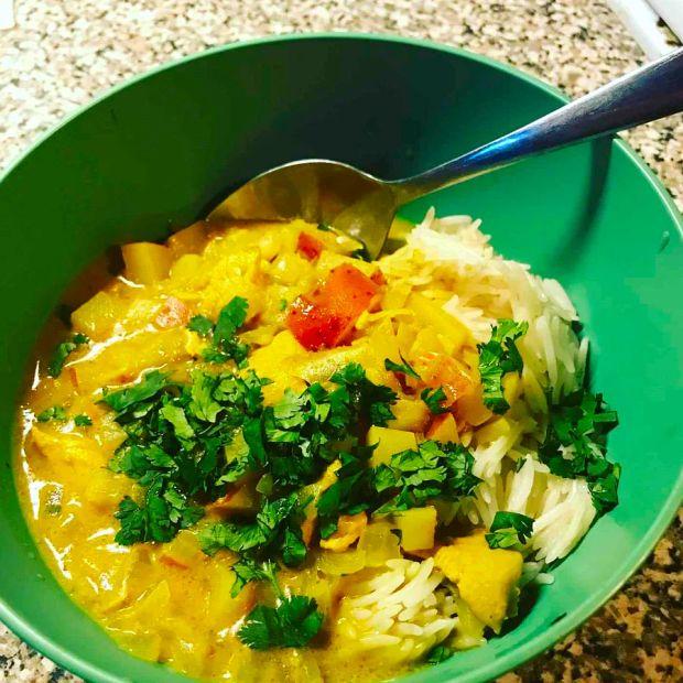 Cover Image for Thai Yellow Chicken Curry: A rich and fragrant curry made with succulent chicken, soft potatoes, and vibrant peppers, all simmered in creamy coconut milk for a comforting and flavorful dish.