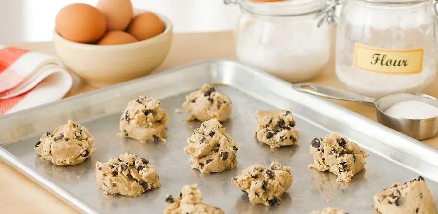 Cover Image for Why Eating Raw Cookie Dough Isn’t a Good Idea